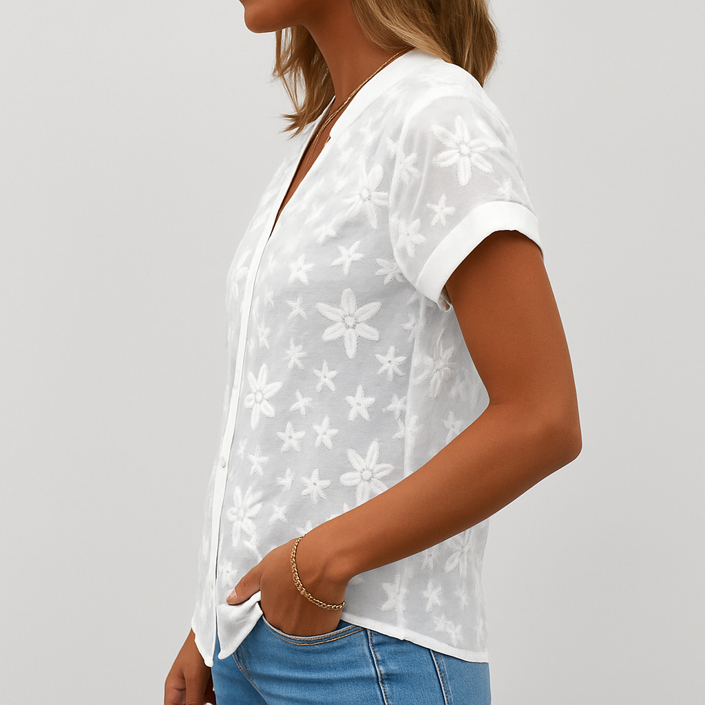 Casual kvinners blomstret V-hals bluse med korte ermer. Komfortabel og stilig for sommer og avslappet hverdag.