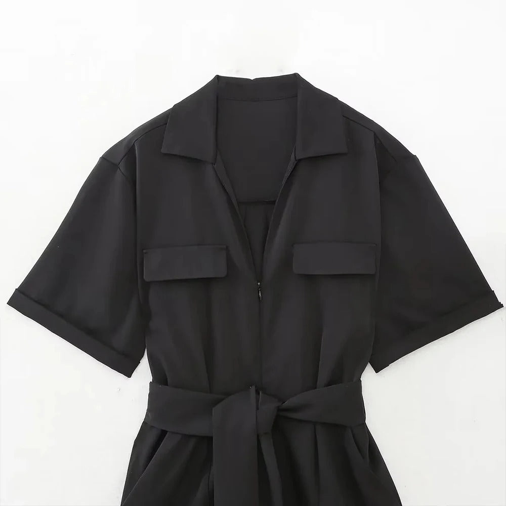 Elegant kvinnejumpsuit med belte og praktiske lommer, ideell for sommerfest eller en stilig hverdag.