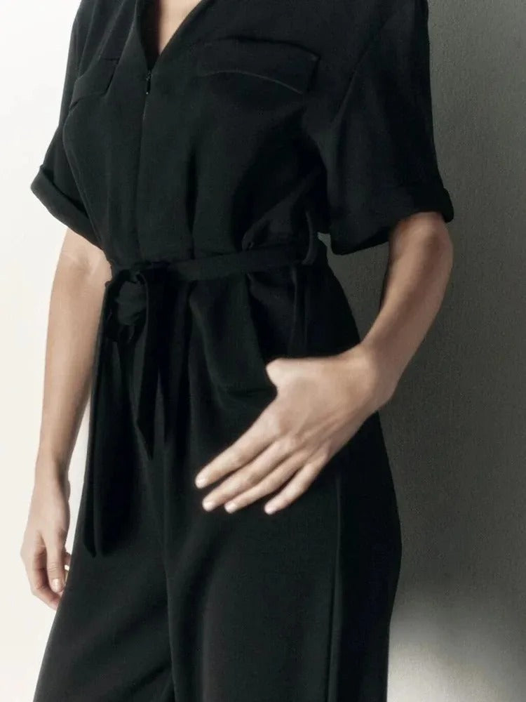 Motebevisst kortermet jumpsuit for kvinner, allsidig for både hverdag, fest og uformelle anledninger.