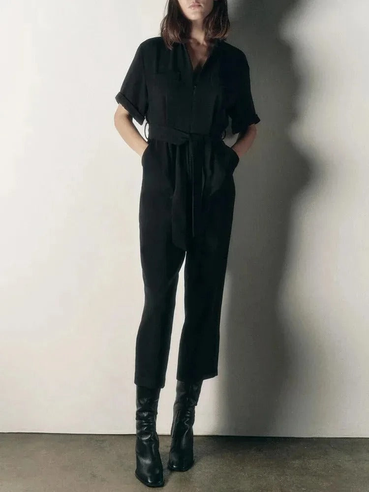 Komfortabel og elegant kortermet jumpsuit for kvinner, passer perfekt til både casual og finere anledninger.
