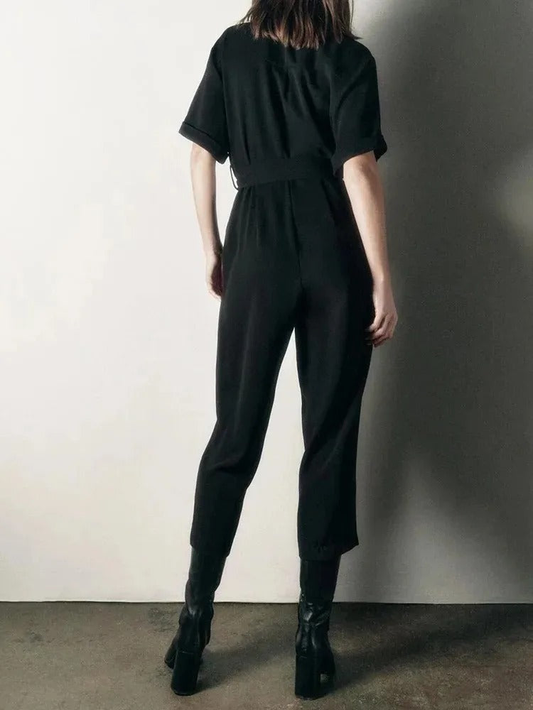 Jumpsuit for kvinner med kortermet design, belte som fremhever midjen og romslige lommer for praktisk bruk.