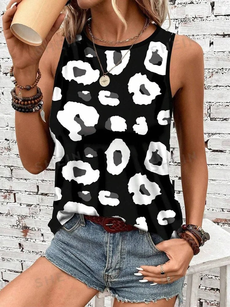 Kvinne iført trendy leopard tank top, perfekt ermeløs sommertopp for dame og casual stil.