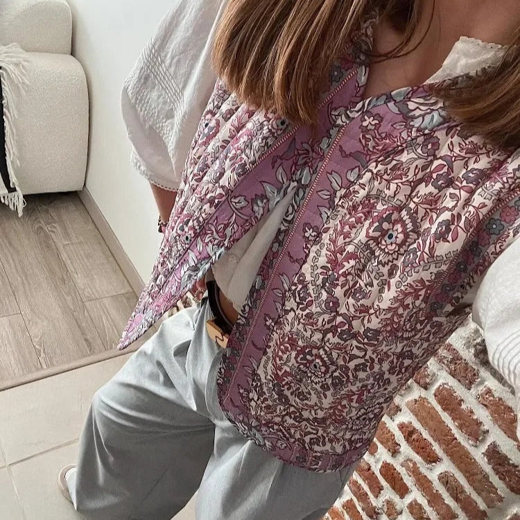 Lettvekt kvinnevest med stilrent trykk. Komfortabel og trendy ermeløs topp.