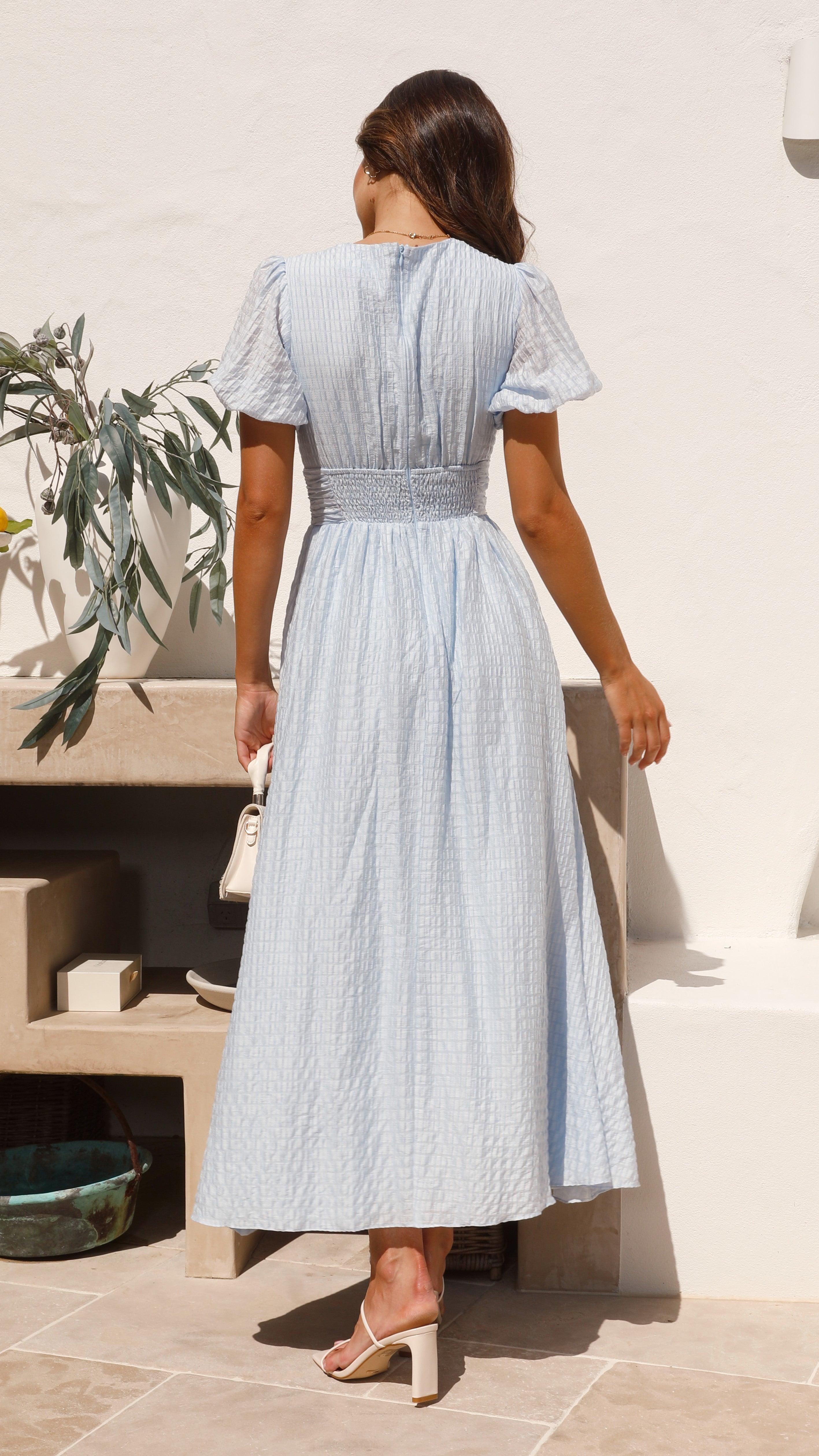 Casual lang kjole med V-hals, korte puffermer og rutete mønster for en avslappet sommerstil.