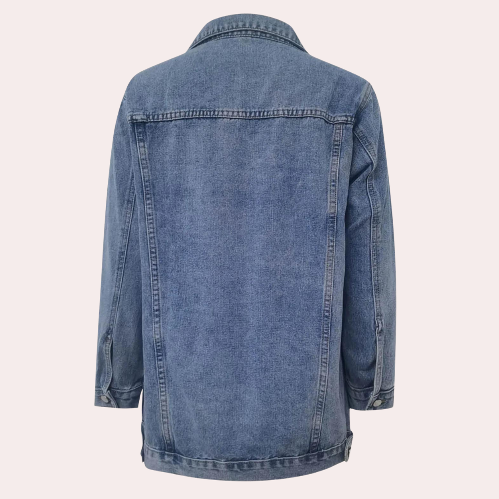 Motebevisst kvinners retrojakke med oversize passform. Unike detaljer i slitesterk denim, perfekt casual stil.