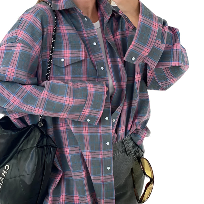 Kvinners oversized rutete skjorte, langermet. Casual og tidløs stil for komfortabel hverdagsmote.