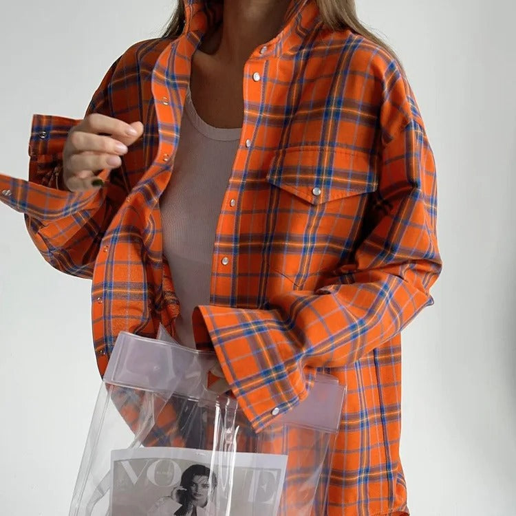 Tidløs oversized rutete skjorte, langermet design for kvinner. Casual kvinneklær, moderne preg.