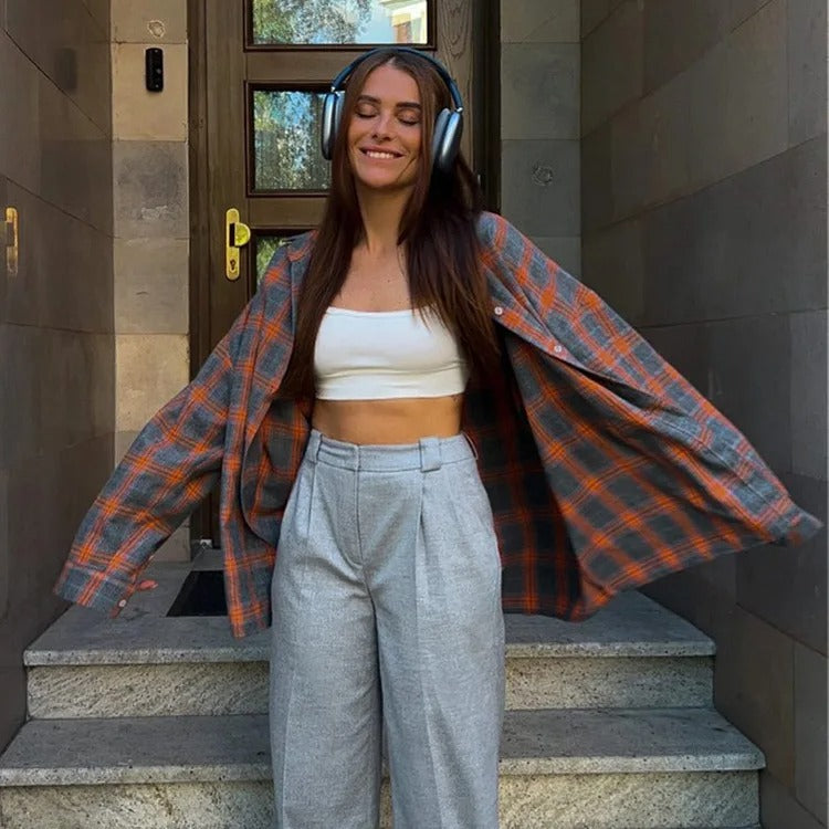 Rosa og blå rutete oversized skjorte, langermet. Trendy casual look for moderne kvinner.