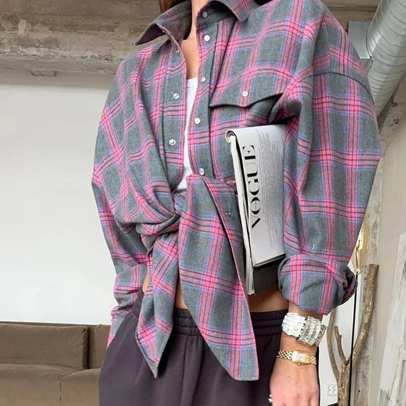 Detalj av rutete mønster på oversized kvinneskjorte, langermet. Kvalitetsstoff, casual mote.
