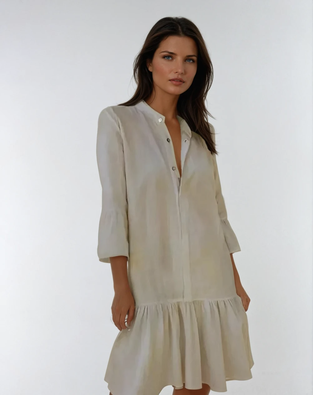 Elegant kvinners minikjole med plissert skjørt. Stilfull sommer skjortekjole for en fresh casual look.