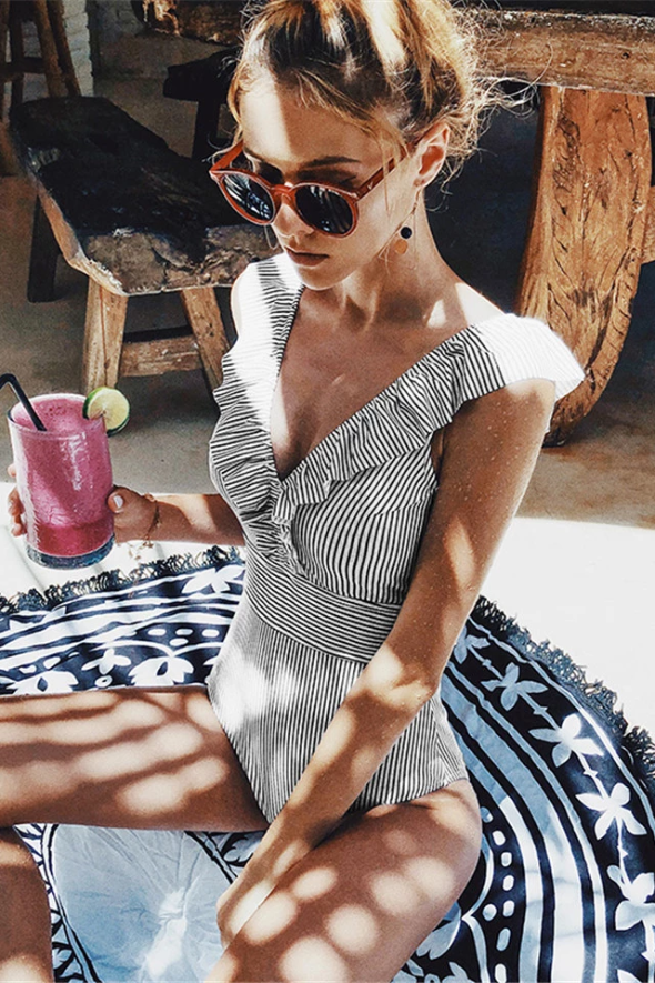 Kvinners retro stripete badebukse i vintage stil. Perfekt for sommer, strand og basseng.