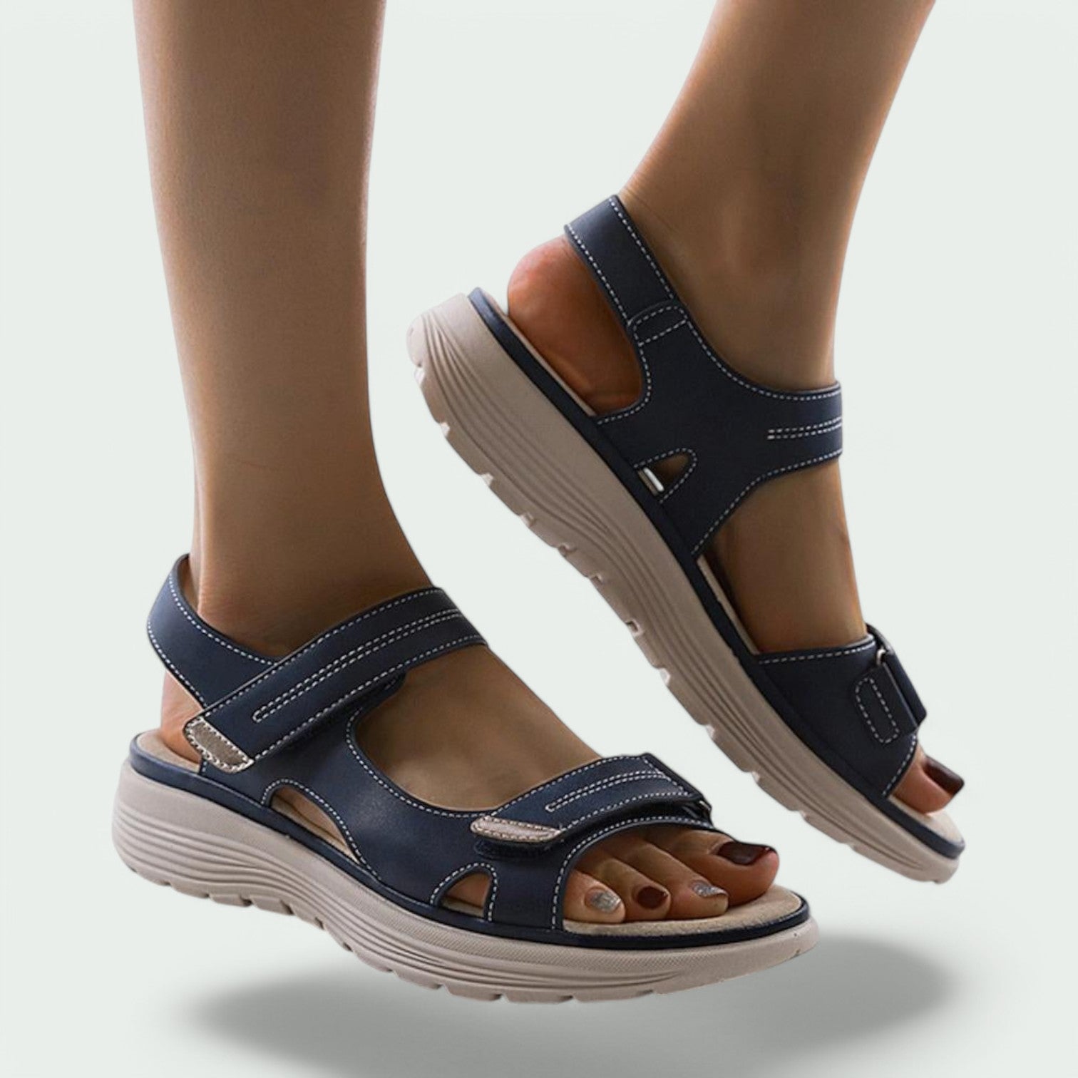 Støttende kvinnersandaler med justerbare stropper for perfekt passform. Ideelle sommersko med god komfort.