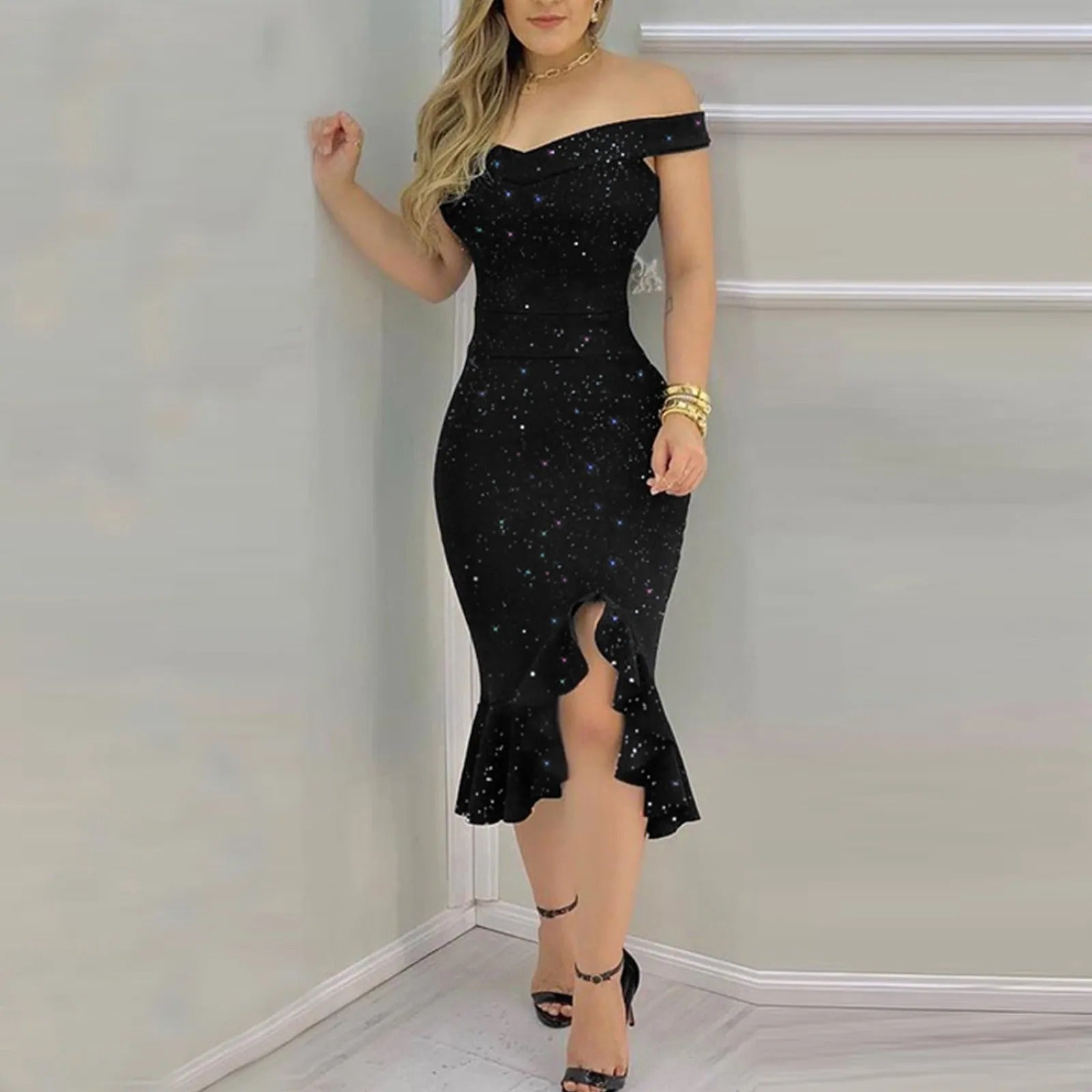 Feminine kvinners festkjole med skulderfri design, glitrende paljetter og myke volanger for elegant stil.