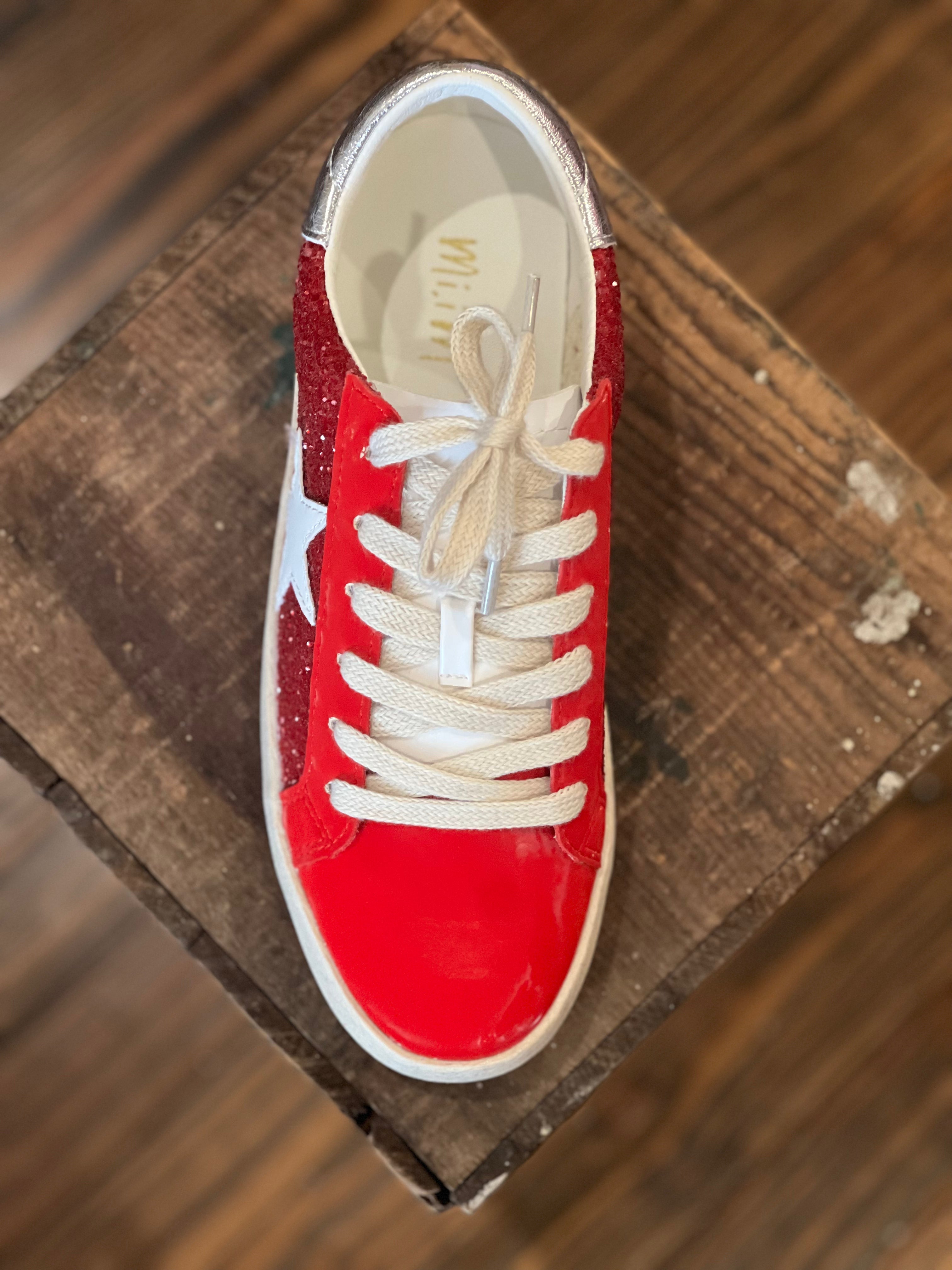 Stilige røde kvinners sneakers. Perfekte for fritid og hverdagsbruk. Komfortabelt lettvekt fottøy.