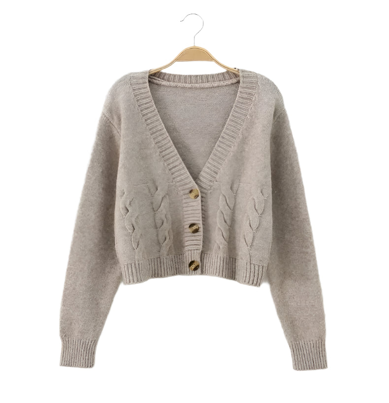 Kvinners strikket V-hals cardigan i myk kvalitet, perfekt for elegant hverdagsstil.