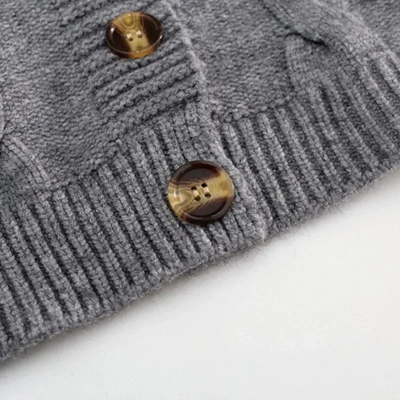 Kvinner strikket V-hals cardigan i svart, komfortabel og elegant for enhver anledning.