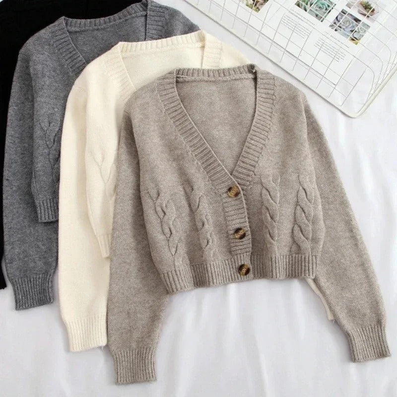 Kort strikket V-hals cardigan for kvinner i aprikos, perfekt for en moderne og komfortabel stil.