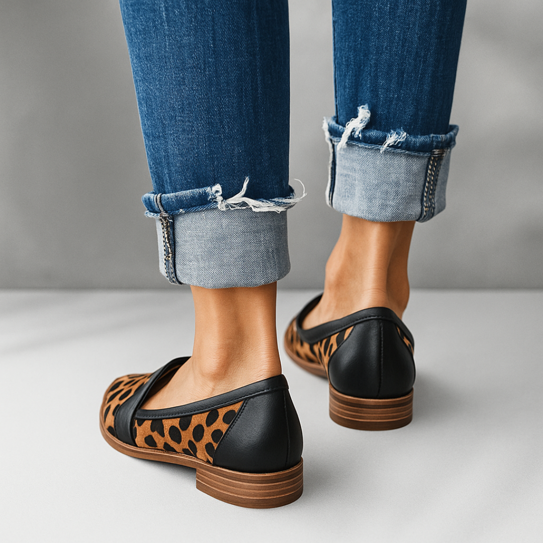 Kvinners komfortable loafers vist på fot, understreker den elegante passformen og allsidigheten.