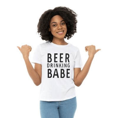 Kvinners t-skjorte med 'Øldrikking Babe' print, ideell for casual sommerbruk og morsomme anledninger.