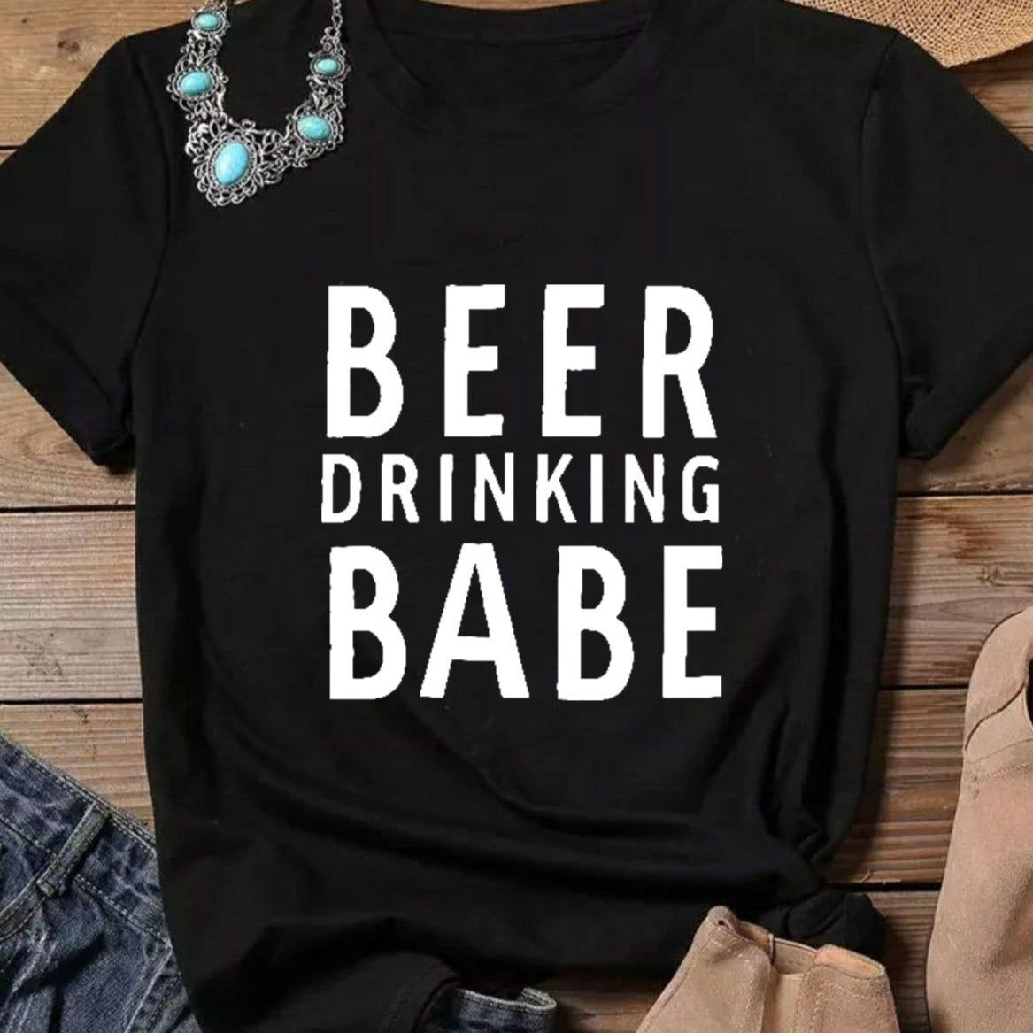 Grafisk kvinners t-skjorte med 'Beer Drinking Babe' tekst, trendy for casual stil og øldrikking.