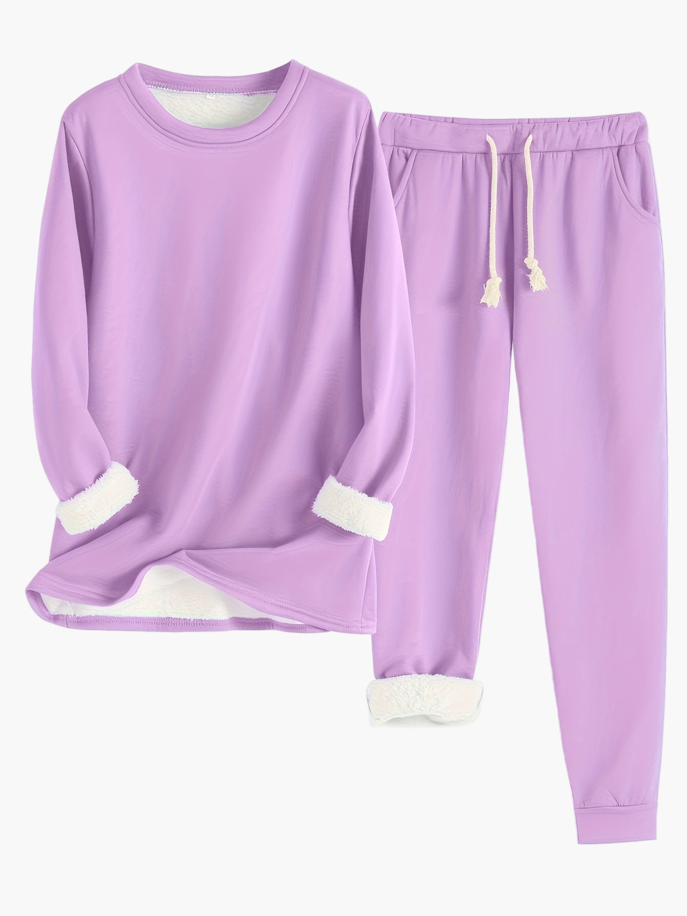 Ung kvinne nyter hjemmekomfort i et koselig, todelt loungewear sett. Mykt og trendy.