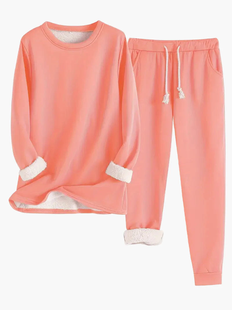 En kvinne slapper av i et mykt, todelt sett. Komfortabel loungewear for fritid og hvile.