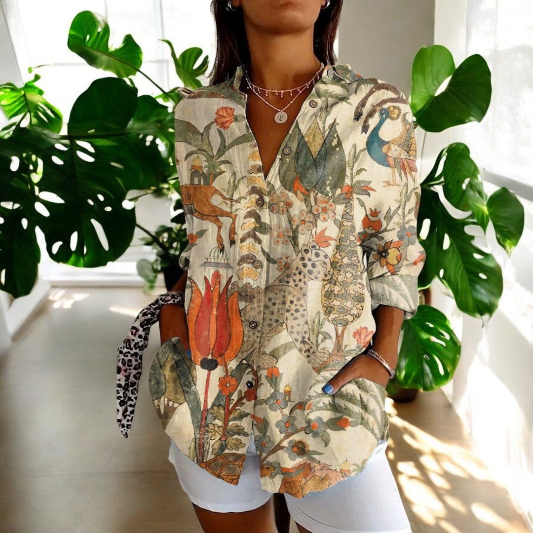 Bærekraftig vintage bluse for kvinner, fargerikt blomsterprint i klassisk stil.