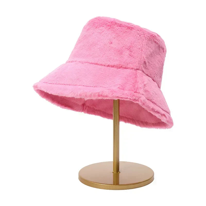 Hette-inspirert bøttehatt for kvinner. Varm, stilfull og et must-have for vintermote.