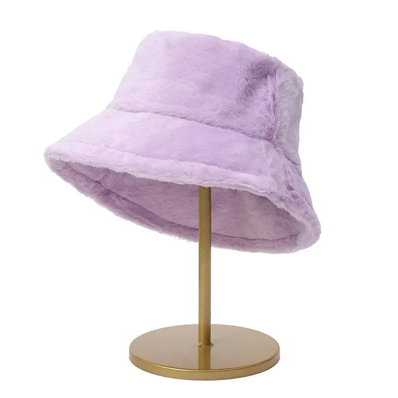 Grå bøttehatt til dame. Varm og komfortabel vinterhatt, perfekt for stilfullt utseende.