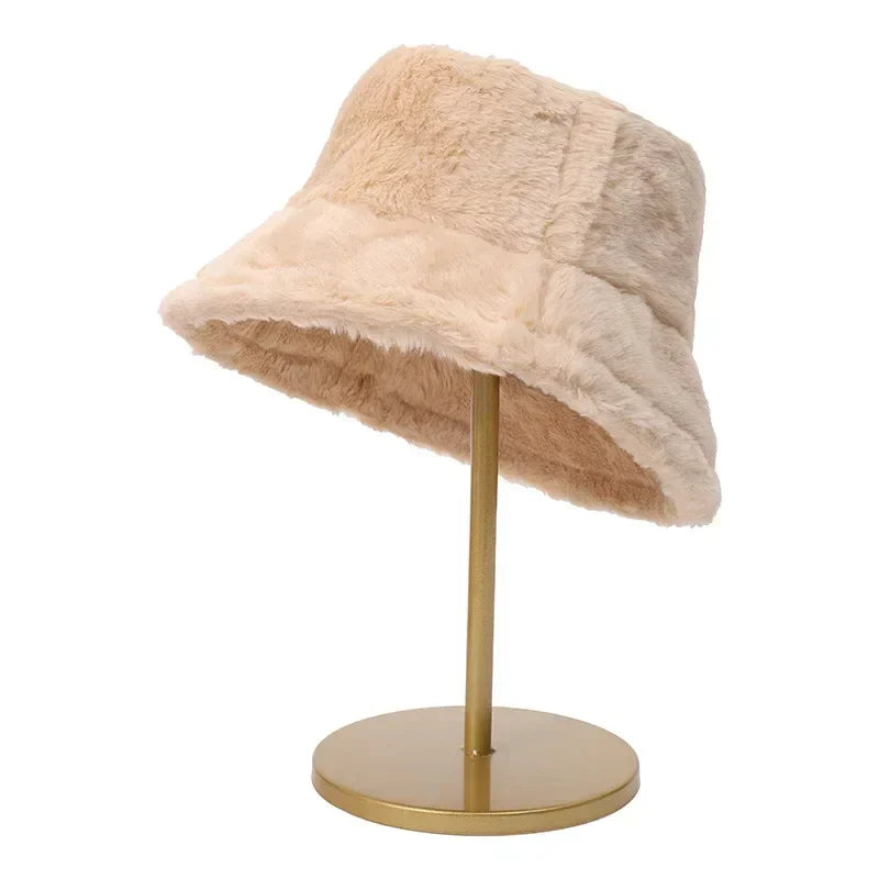 Kvinners stilfulle bøttehatt. Perfekt for vinter og høst; et moteriktig headwear-valg.