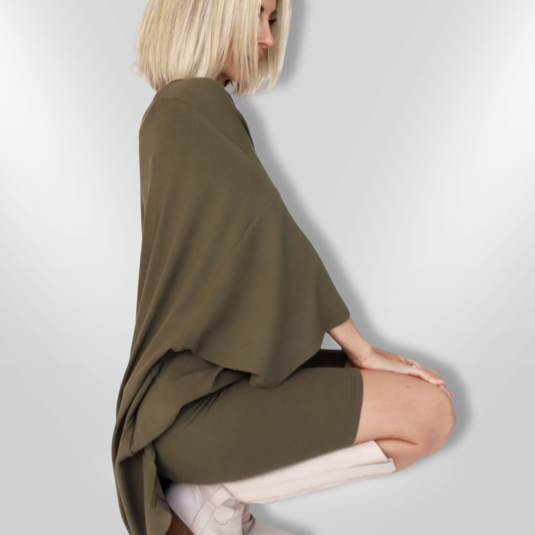Stilrent fritidssett med oversized t-skjorte og matchende shorts. Behagelig passform.