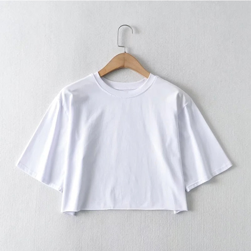 Frontbilde av løs dame croptop med kort passform, moderne sommertøy for kvinner.
