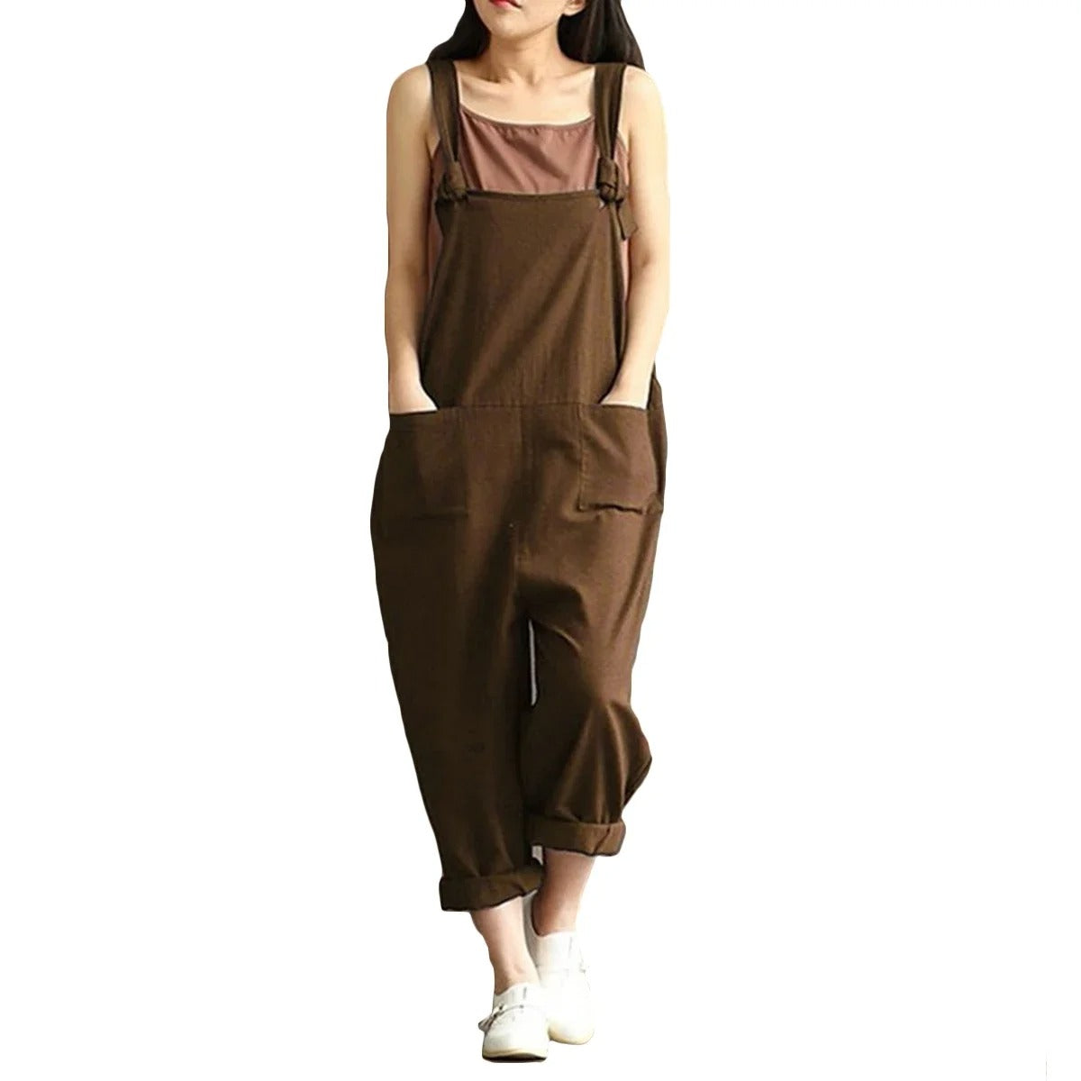 Modell i komfortabel løs jumpsuit for kvinner, ideell for en uformell sommerdag eller ferie.