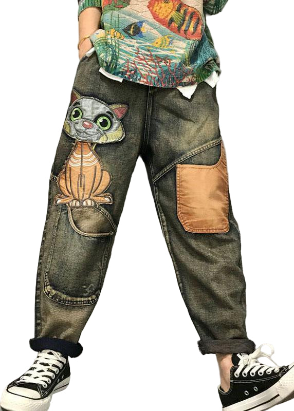 Løse harem jeans for kvinner med søtt kattbroderi. Komfortable og moderne denim bukser for uformell stil.