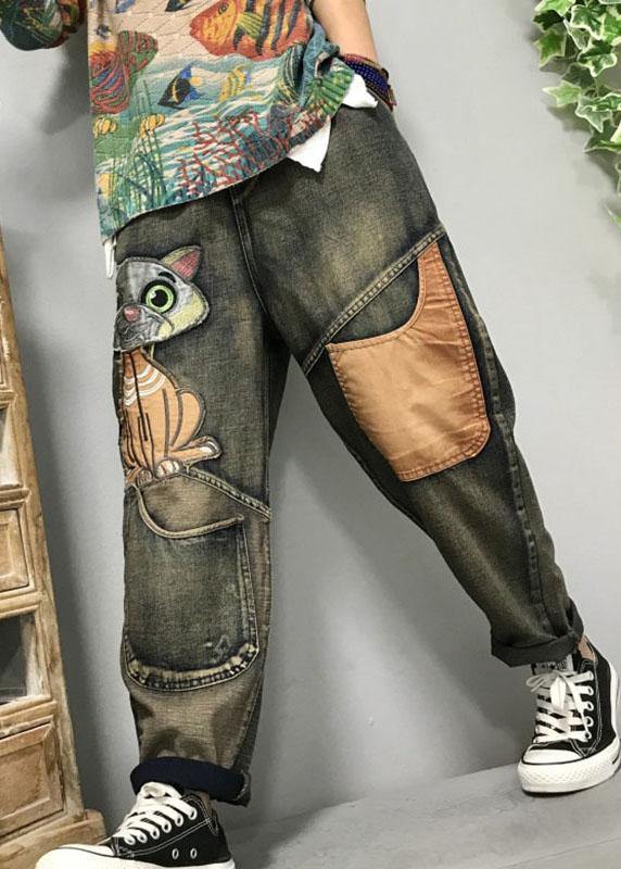 Avslappede dame harem jeans med løs passform og unikt kattbroderi. Perfekt for vår- og høstmote.