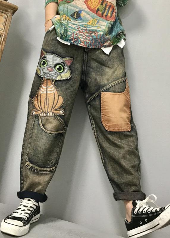 Moderne dame harem jeans med kattbroderi og patchwork detaljer. Komfortable, avslappede bukser for hverdagsbruk.