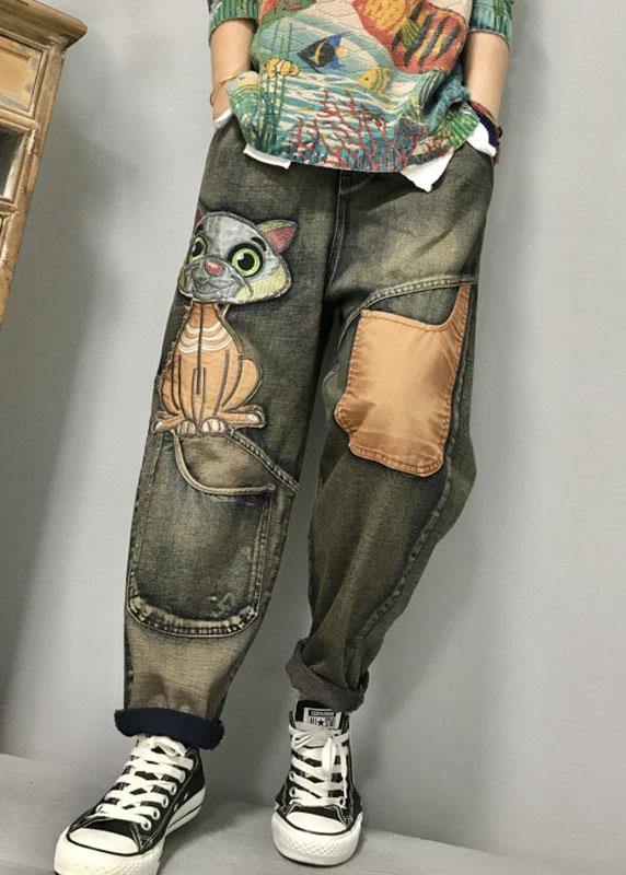 Stilige denim harem jeans for kvinner med brodert katt. Løs passform og komfortabel for avslappet vår/høstmote.