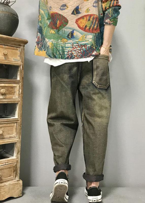 Komfortable kvinners harem jeans med brodert katt og løs passform. Trendy damejeans for moderne uformell stil.
