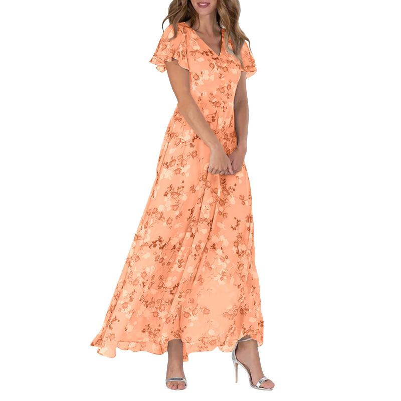 Sidebilde av flytende lang blomstret sommerkjole for kvinner, med elegante sommerfuglermer, perfekt for bevegelse.