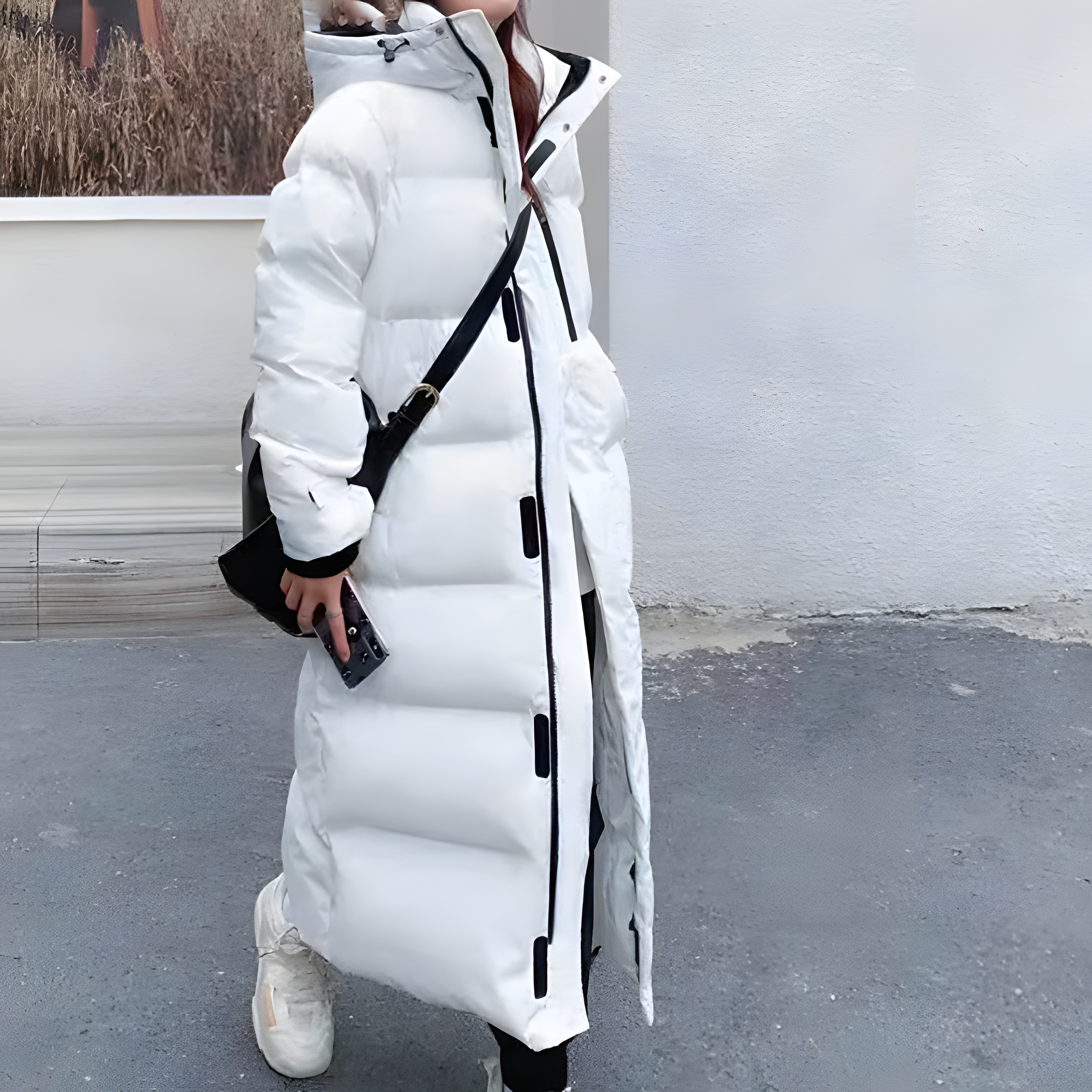 Lang hette dunjakke for kvinner i moderne design. Varm og funksjonell vinterjakke, perfekt for kulde og komfort.
