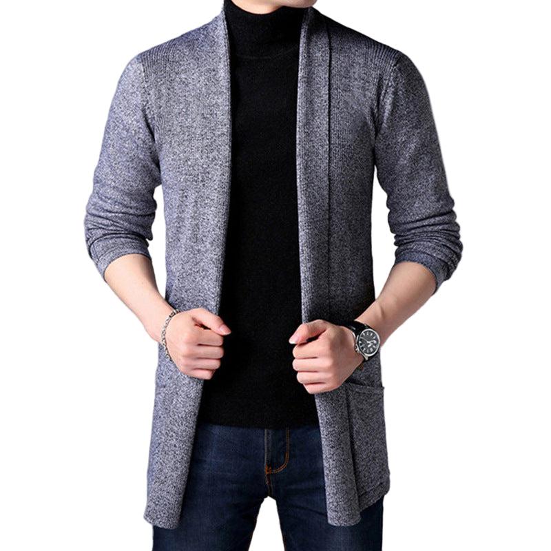 Lang herrecardigan med åpen front i ribbestrikk. Komfortabel og stilren for høst- og vintermote.