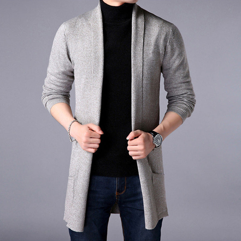 Motebevisst lang herrecardigan med åpen front. Perfekt for høstklær og en stilren look.