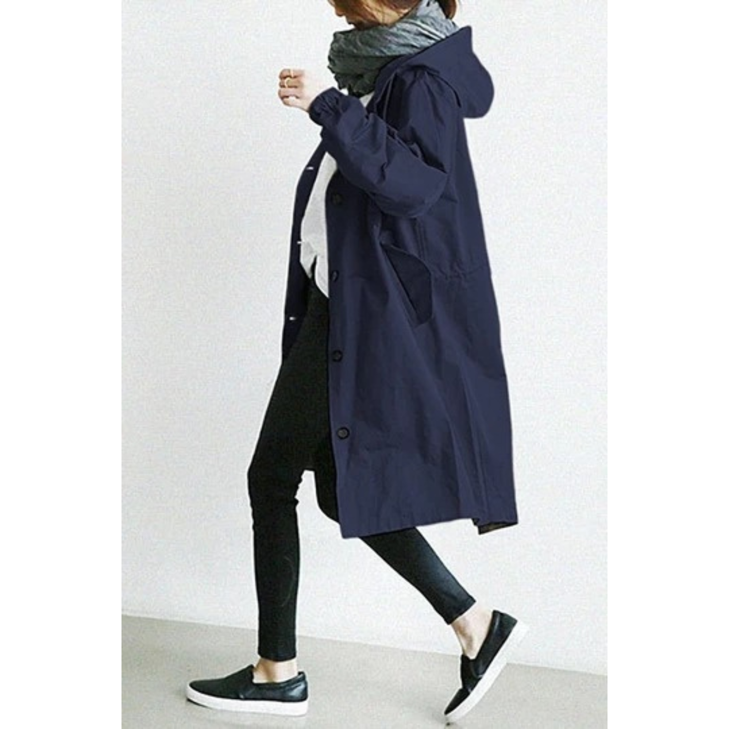 Vindtett lang trenchcoat for kvinner med hette, perfekt for vår og høst.