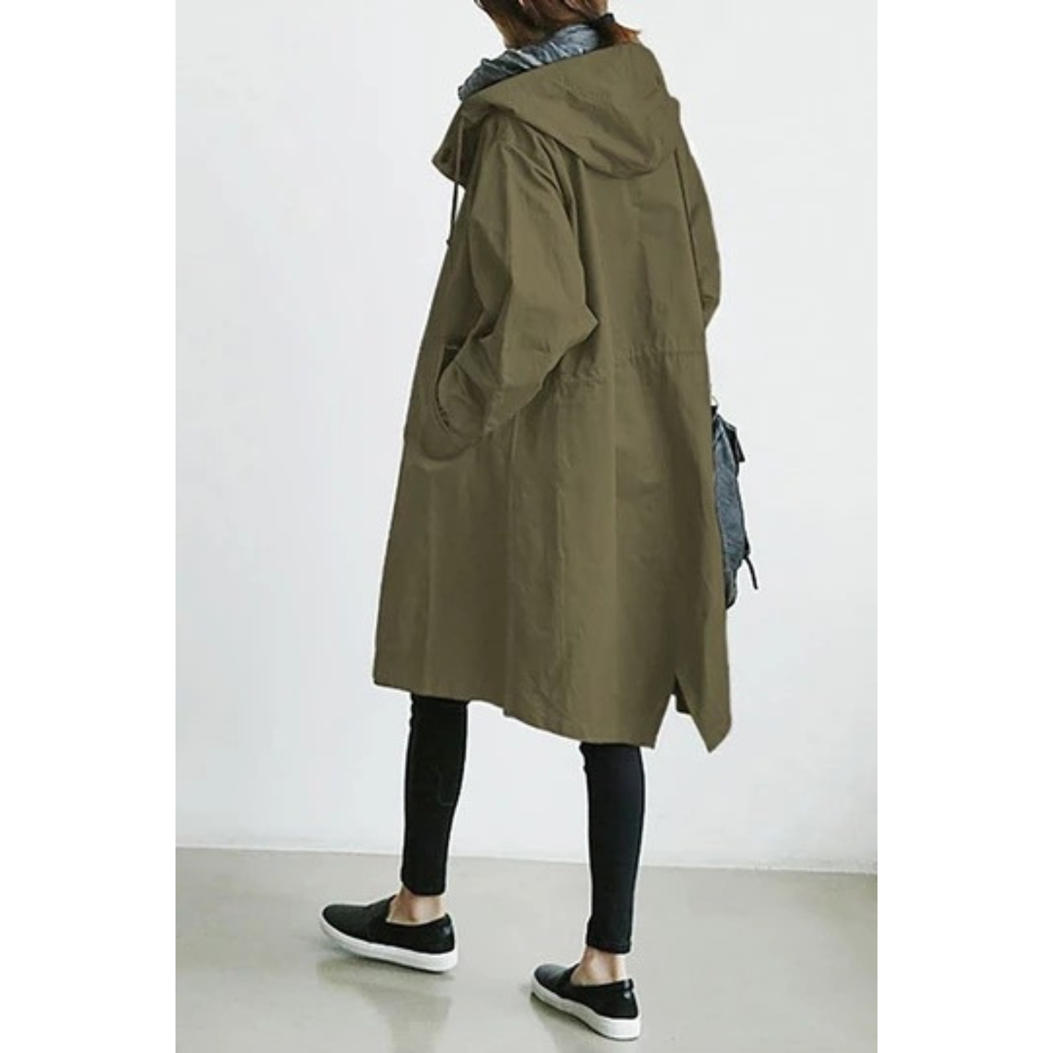 Elegant lang kvinnetrenchcoat med hette, ideell som vårjakke og høstkåpe.