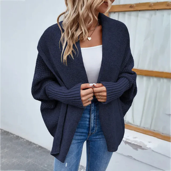 Myk, lang damecardigan i komfortabelt stoff. Elegant åpen front og avslappet oversized stil.