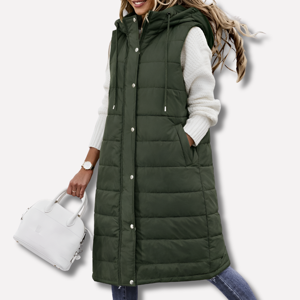Kvinne modell iført lang hettevest. Moderiktig og varm dame bodywarmer, perfekt for hverdagsbruk og utendørsaktiviteter.