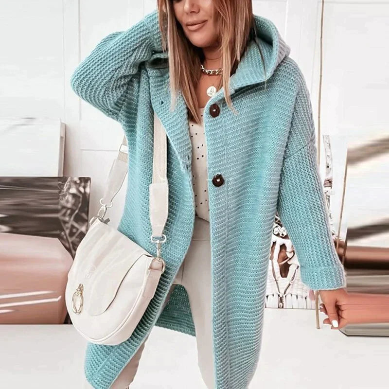 Trendy damecardigan i lang modell, myk strikkejakke som gir varme og stil til din høst- og vintergarderobe.