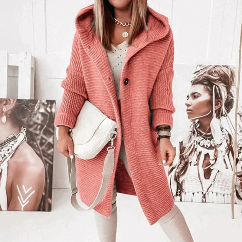Lang, komfortabel strikket cardigan for damer, perfekt som varm overjakke eller koselig hjemmeplagg.