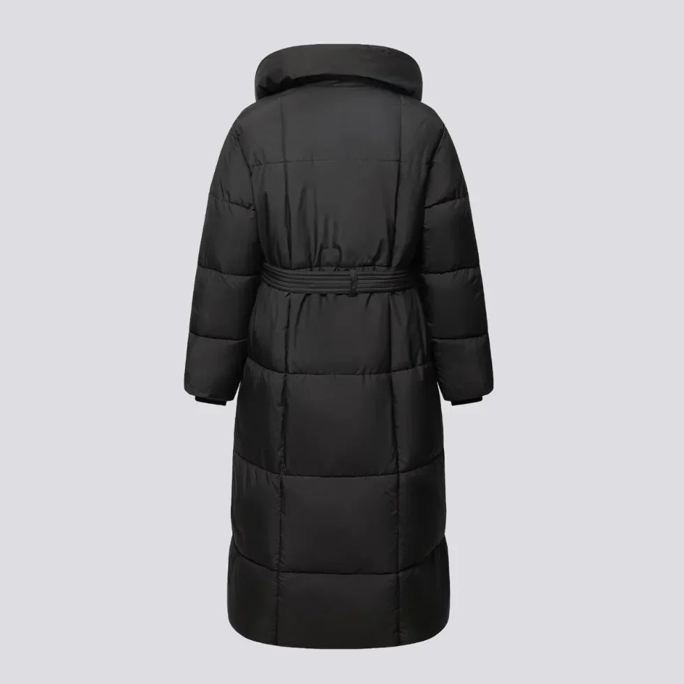 Dame vinterjakke, lang og varm, med elegant belte som fremhever midjen. Ideell for vintervær.