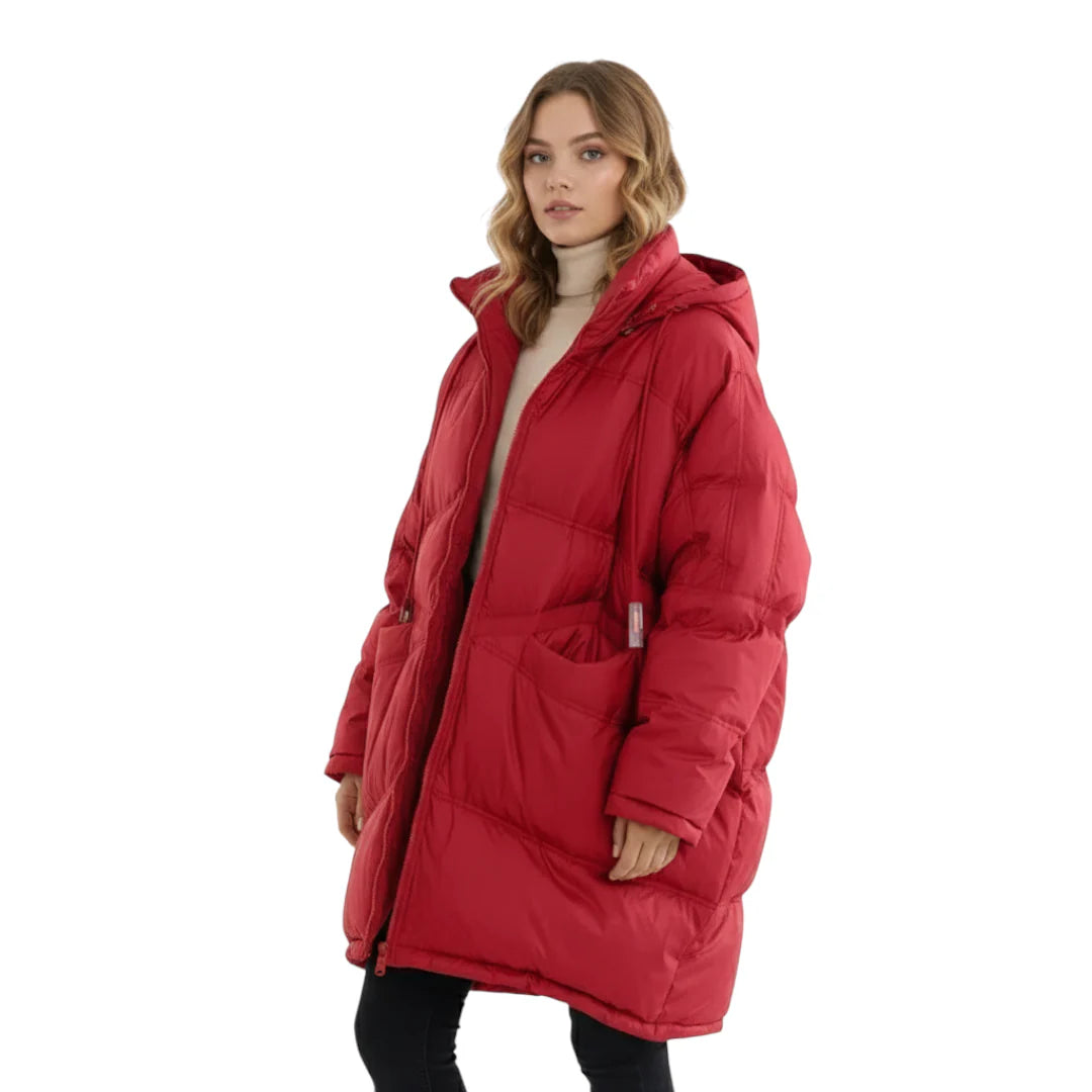 Frau trägt eine elegante, lange Daunenjacke mit Kapuze, ideal für kalte Wintertage